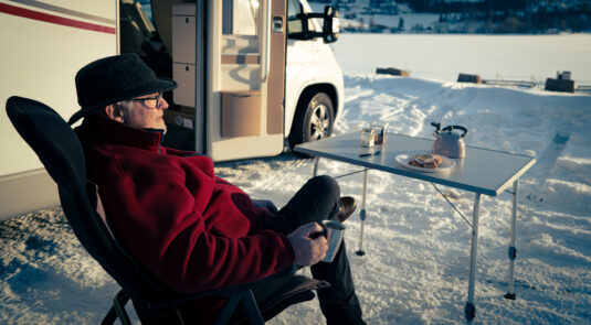 Alan koser seg med en kopp kaffe rundt Ransfjorden i bobil.